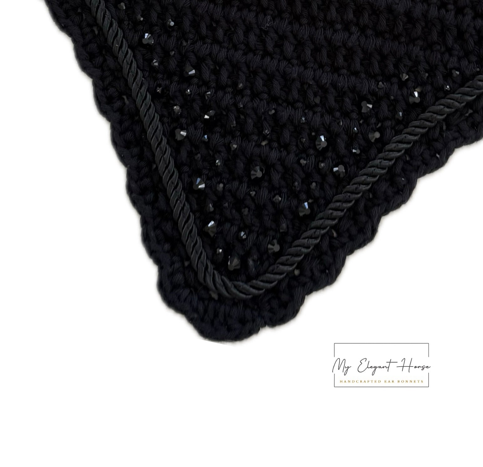 MUSTA PYÖREÄREUNAINEN KORVAHUPPU MUSTILLA KORISTEILLA