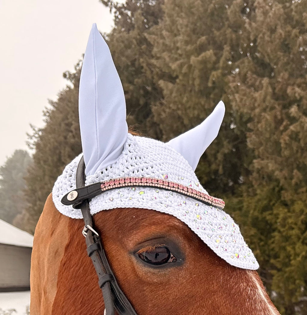 VALKOINEN NELIÖREUNAINEN KORVAHUPPU