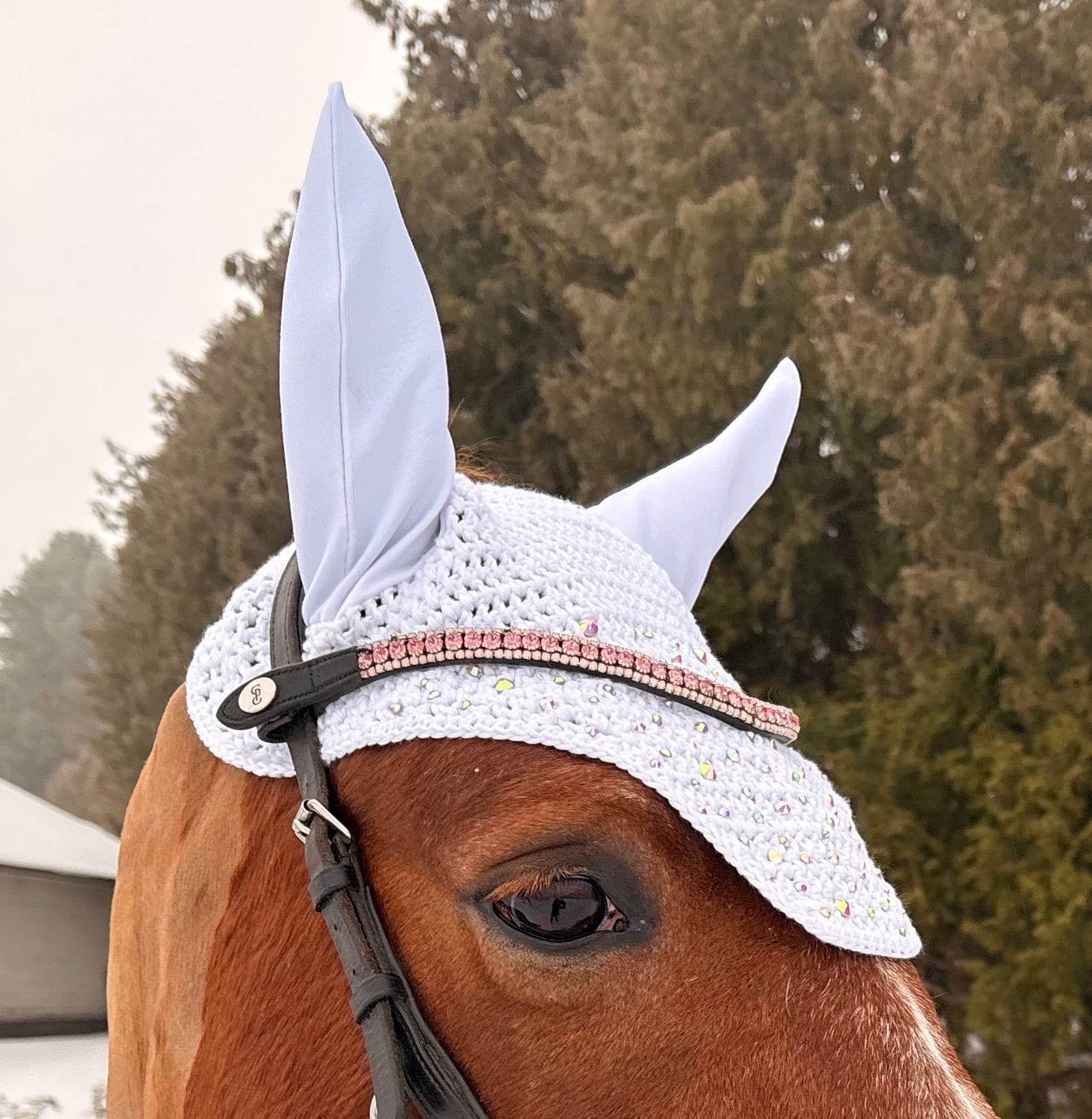 VALKOINEN NELIÖREUNAINEN KORVAHUPPU