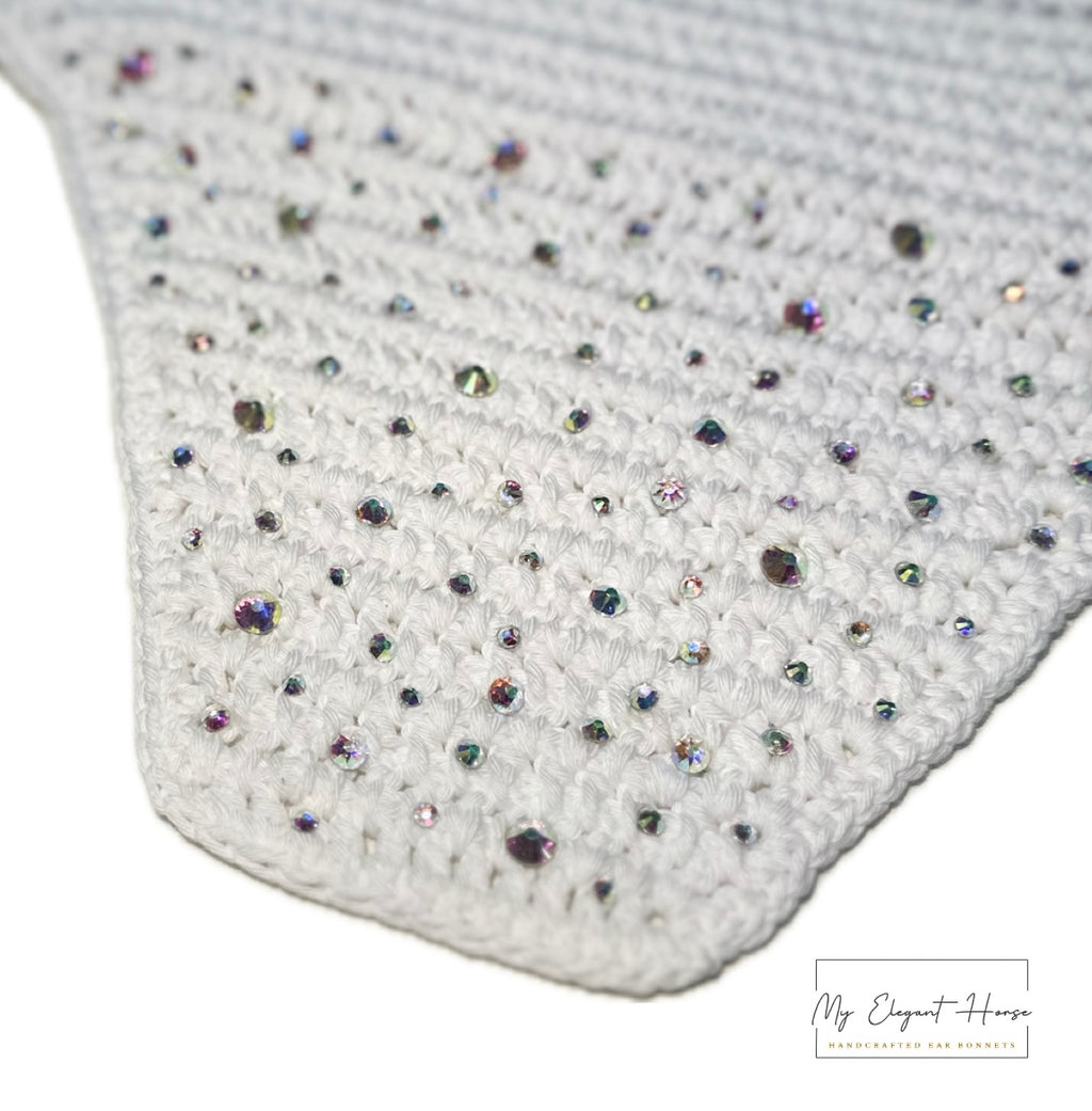 VALKOINEN NELIÖREUNAINEN KORVAHUPPU