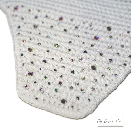 VALKOINEN NELIÖREUNAINEN KORVAHUPPU