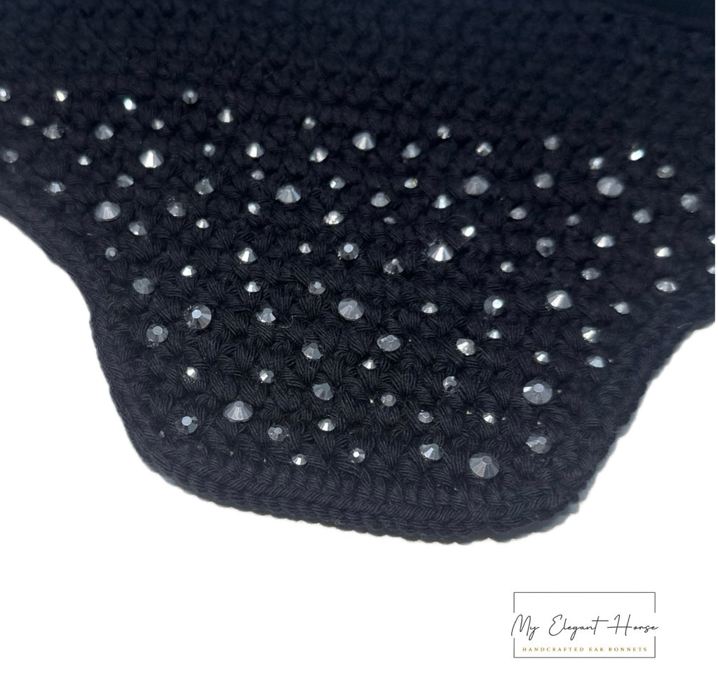 MUSTA NELIÖREUNAINEN KORVAHUPPU