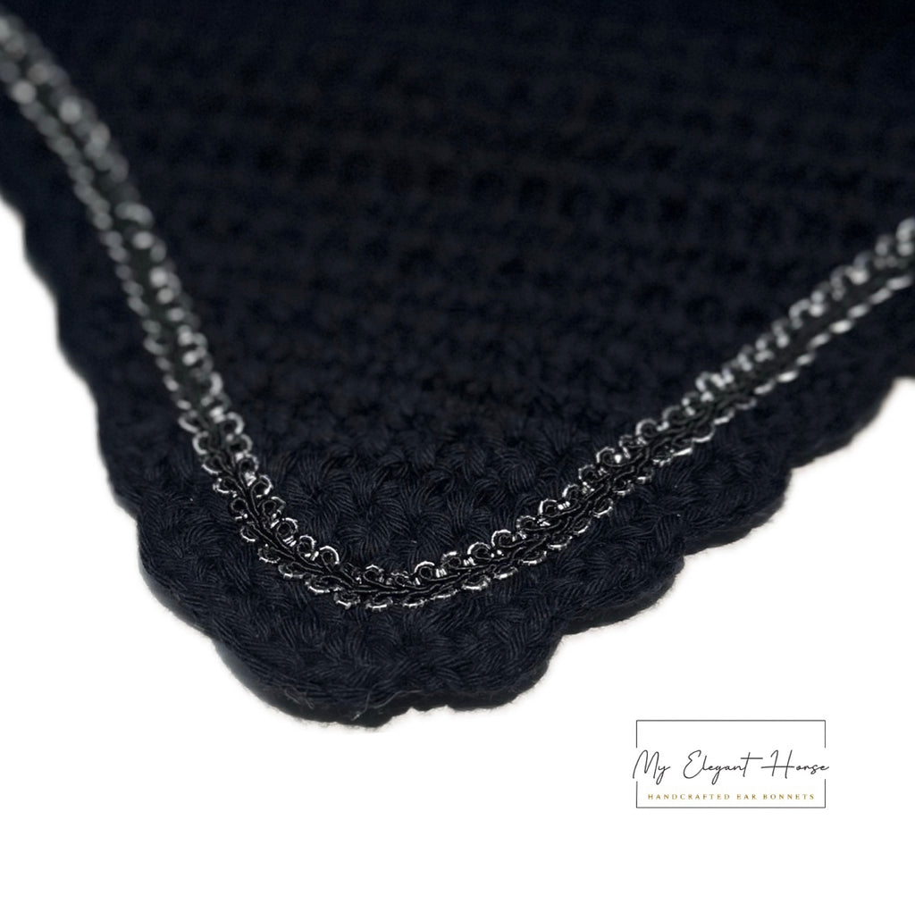 MUSTA PYÖREÄREUNAINEN KORVAHUPPU