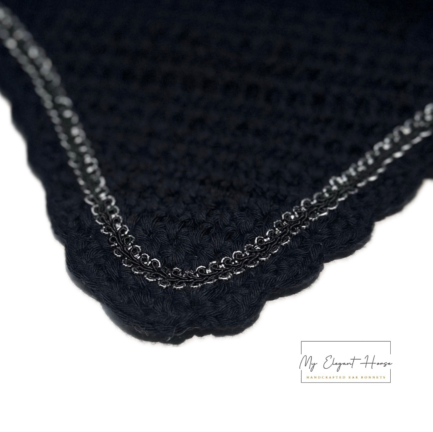 MUSTA PYÖREÄREUNAINEN KORVAHUPPU