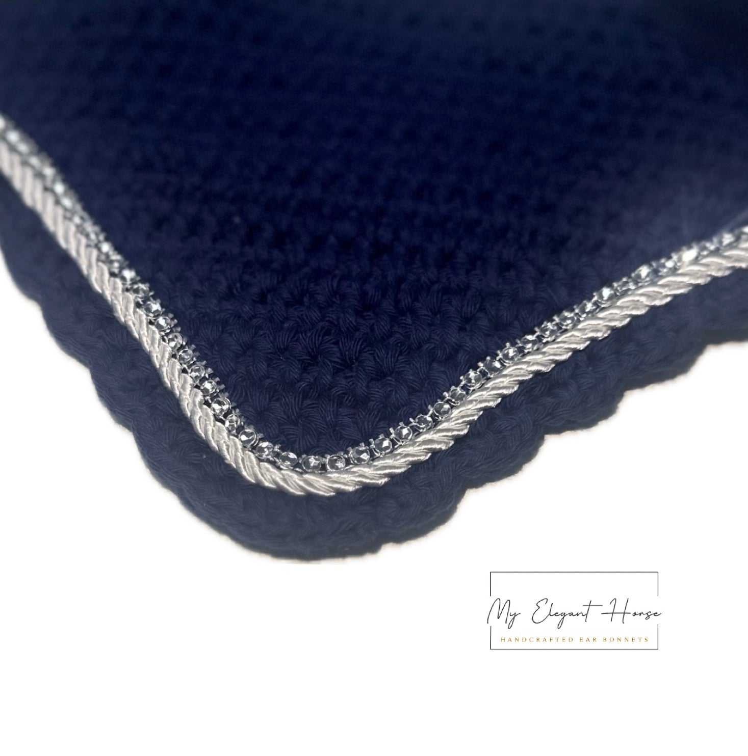 TUMMANSININEN PYÖREÄREUNAINEN KORVAHUPPU