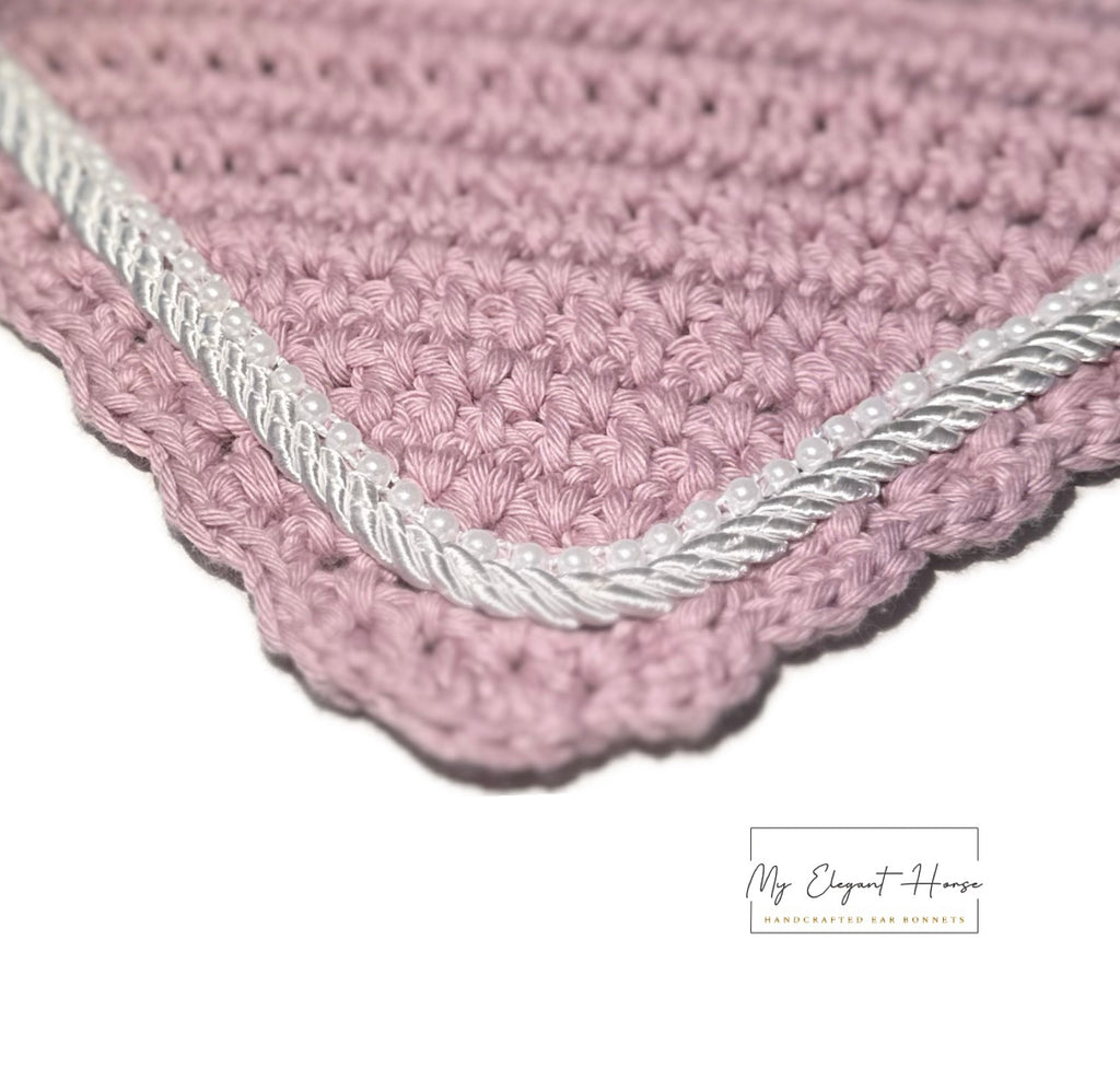 ROOSA PYÖREÄREUNAINEN KORVAHUPPU HELMINAUHALLA