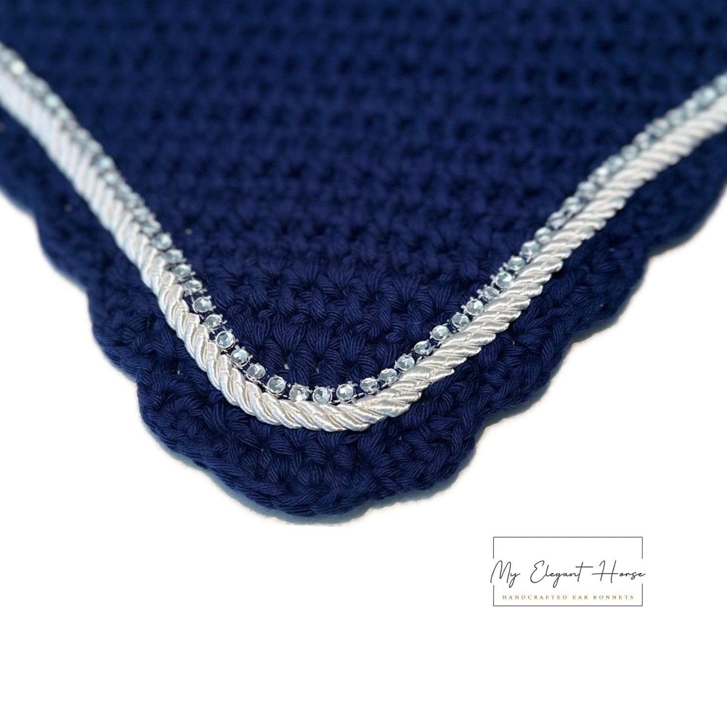 TUMMANSININEN PYÖREÄREUNAINEN KORVAHUPPU